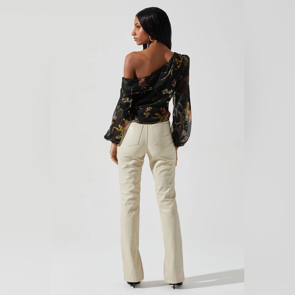 NWT ASTR The Label REIGN FLORAL OFF SHOULDER TOP - Picture 4 of 6